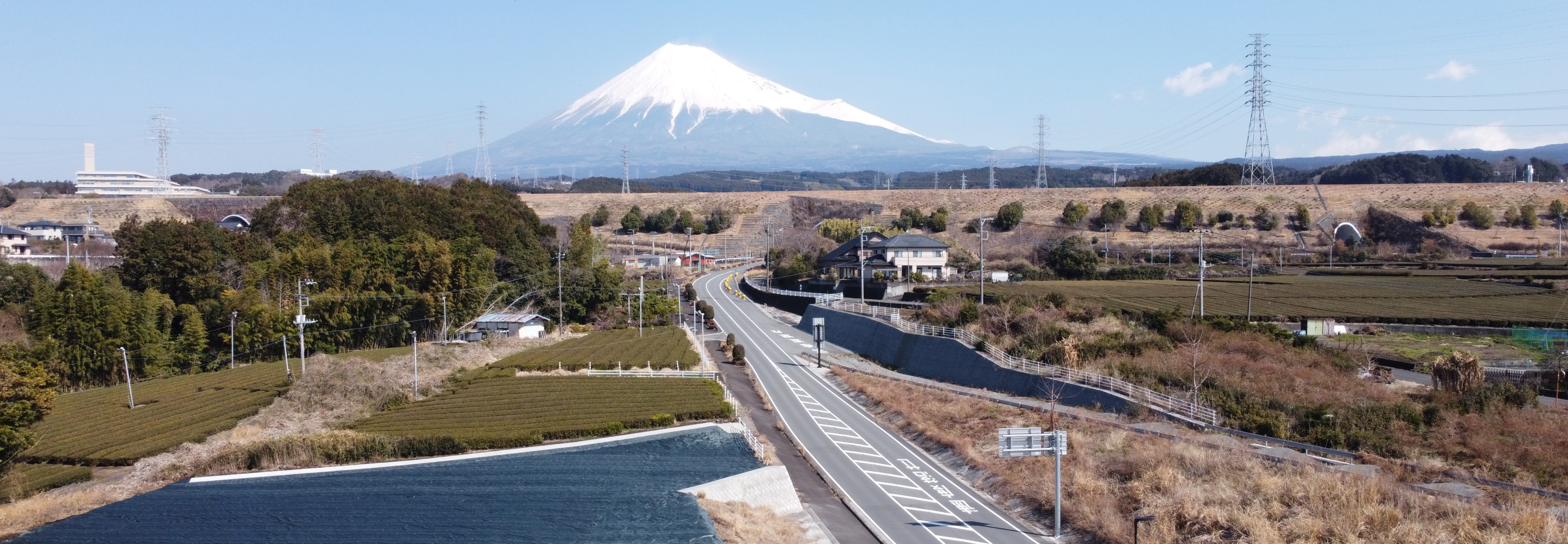 土木工事後の道路と富士山