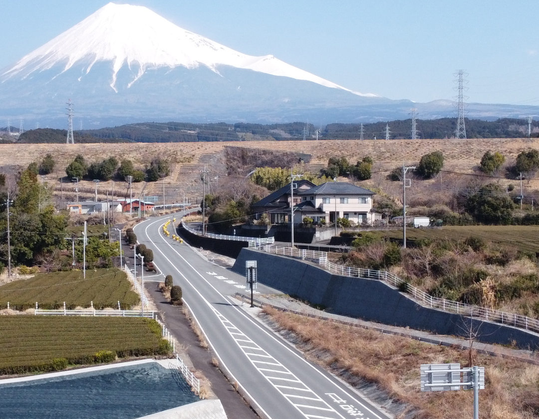 土木工事後の道路と富士山